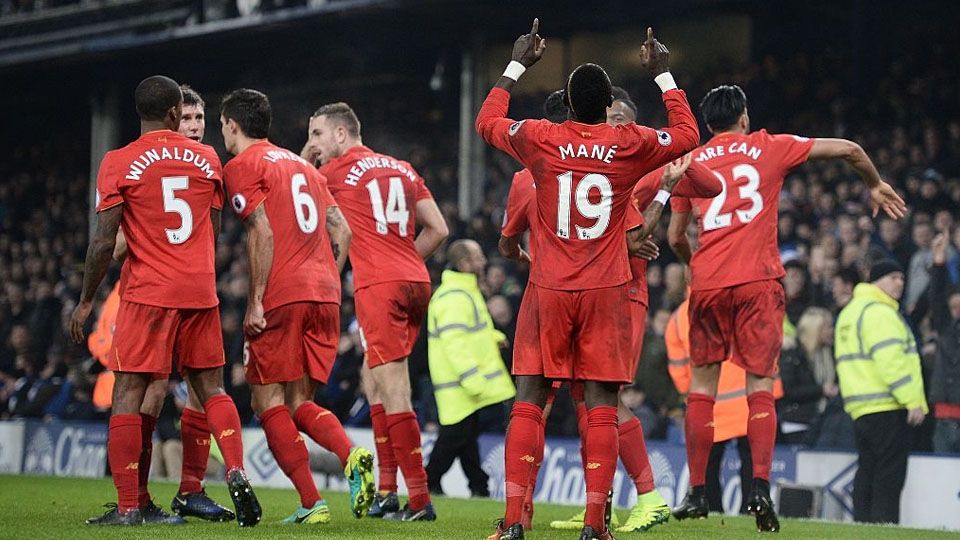 Liverpool mengalahkan Everton 0-1 di Goodison Park. Copyright: © OLI SCARFF/AFP/Getty Images